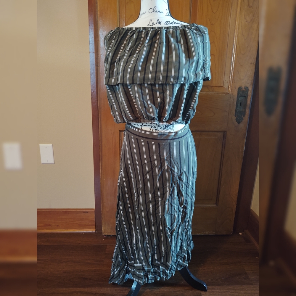 Torrid Size 3 High Low Skirt and Crop Top Green